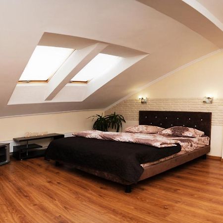 Залізнична 49 "Хочу Цю!" Apartment Ivano Frankivsk Bagian luar foto