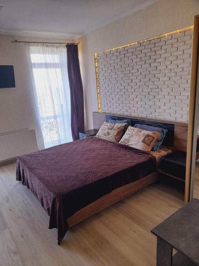 Залізнична 49 "Хочу Цю!" Apartment Ivano Frankivsk Bagian luar foto