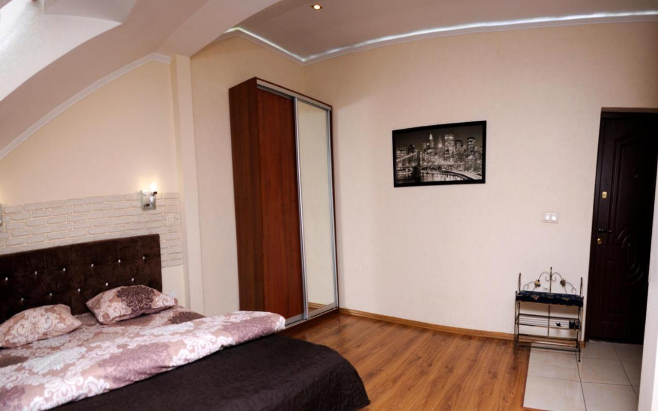 Залізнична 49 "Хочу Цю!" Apartment Ivano Frankivsk Bagian luar foto
